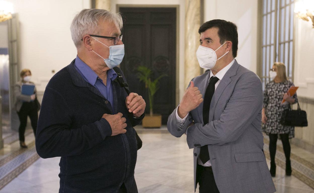 El portavoz de Ciudadanos, Fernando Giner, conversa con el alcalde Ribó antes del último pleno. 