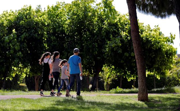 ¿En la Fase 1 puede salir a pasear toda la familia junta, los padres y los niños?