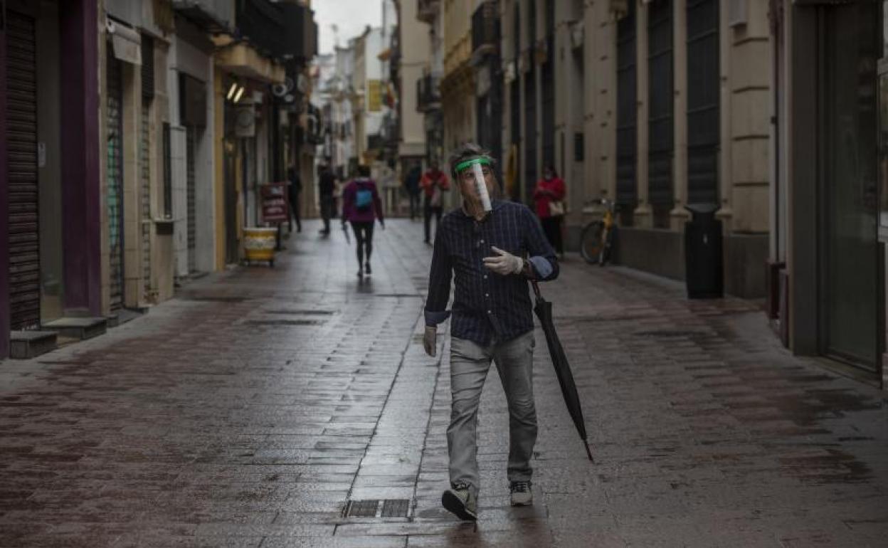 Un hombre pasea por la calle.