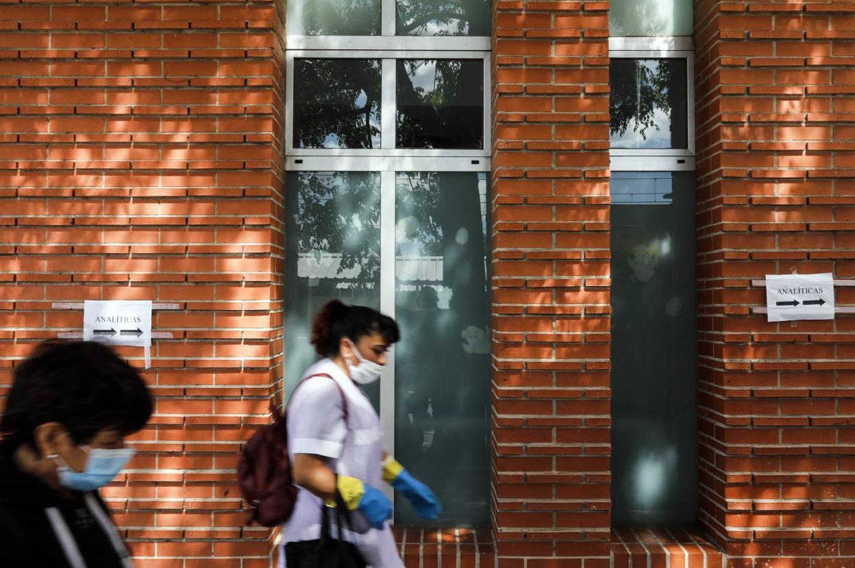 Dos mujeres con mascarillas frente a un centro de salud de Valencia. irene marsilla