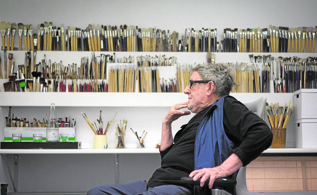 El artista, en su estudio de Aravaca (Madrid), donde comenzaba a pintar muy temprano en la mañana.