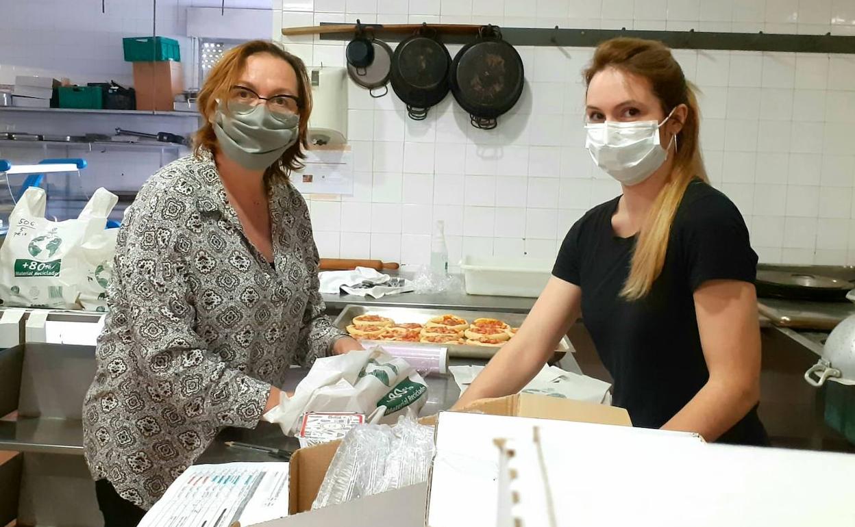 Momento en el que se empaqueta los platos de los menús en la cocina de Los Arcos. 