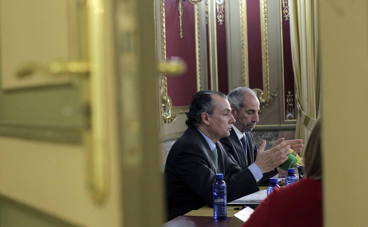 El presidente de la CEV, Salvador Navarro, en rueda de prensa junto al secretario general. 