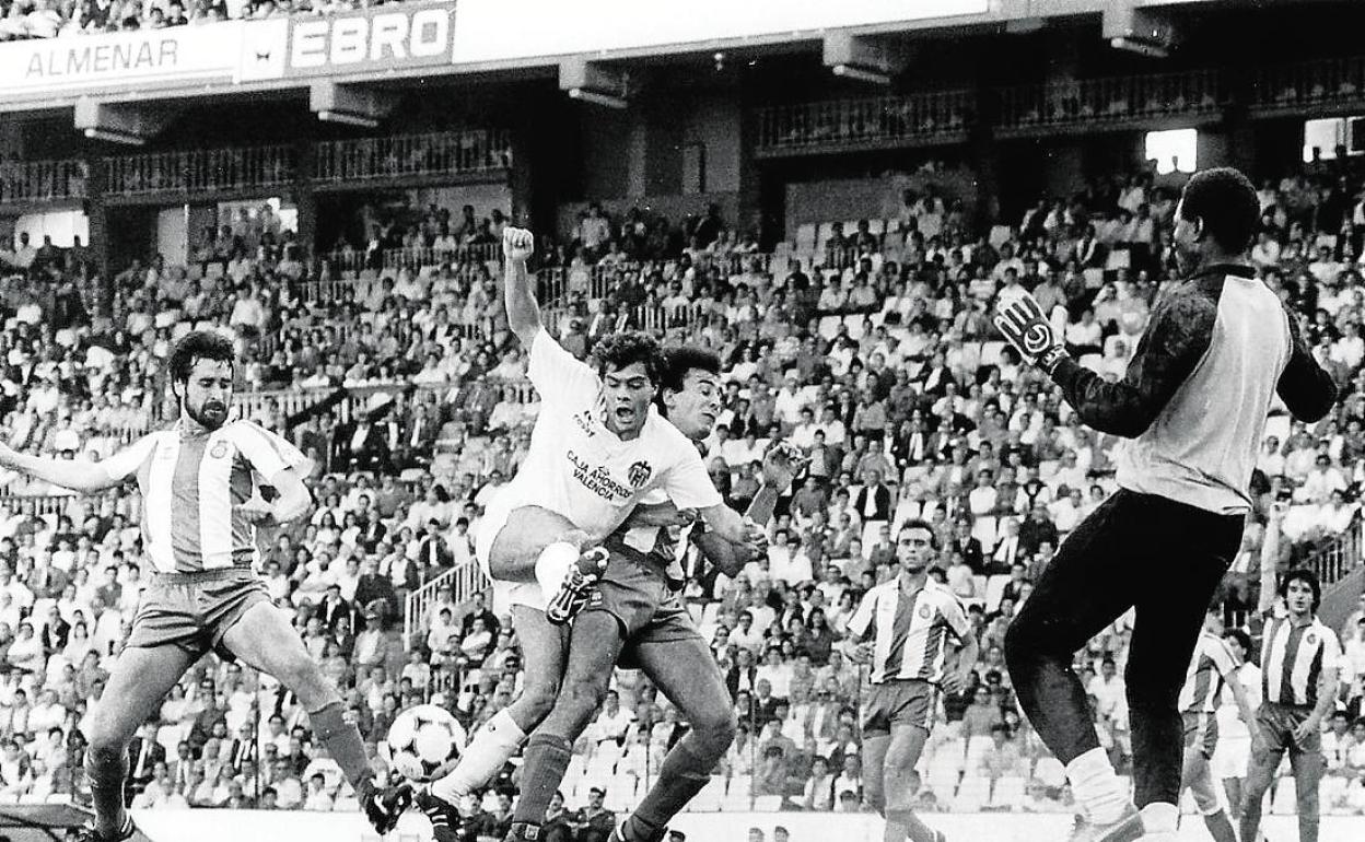 Sixto Casabona, ante N'Kono en una jugada que acabó en penalti en un Valencia-Espanyol (5-2) de la Copa de la Liga.