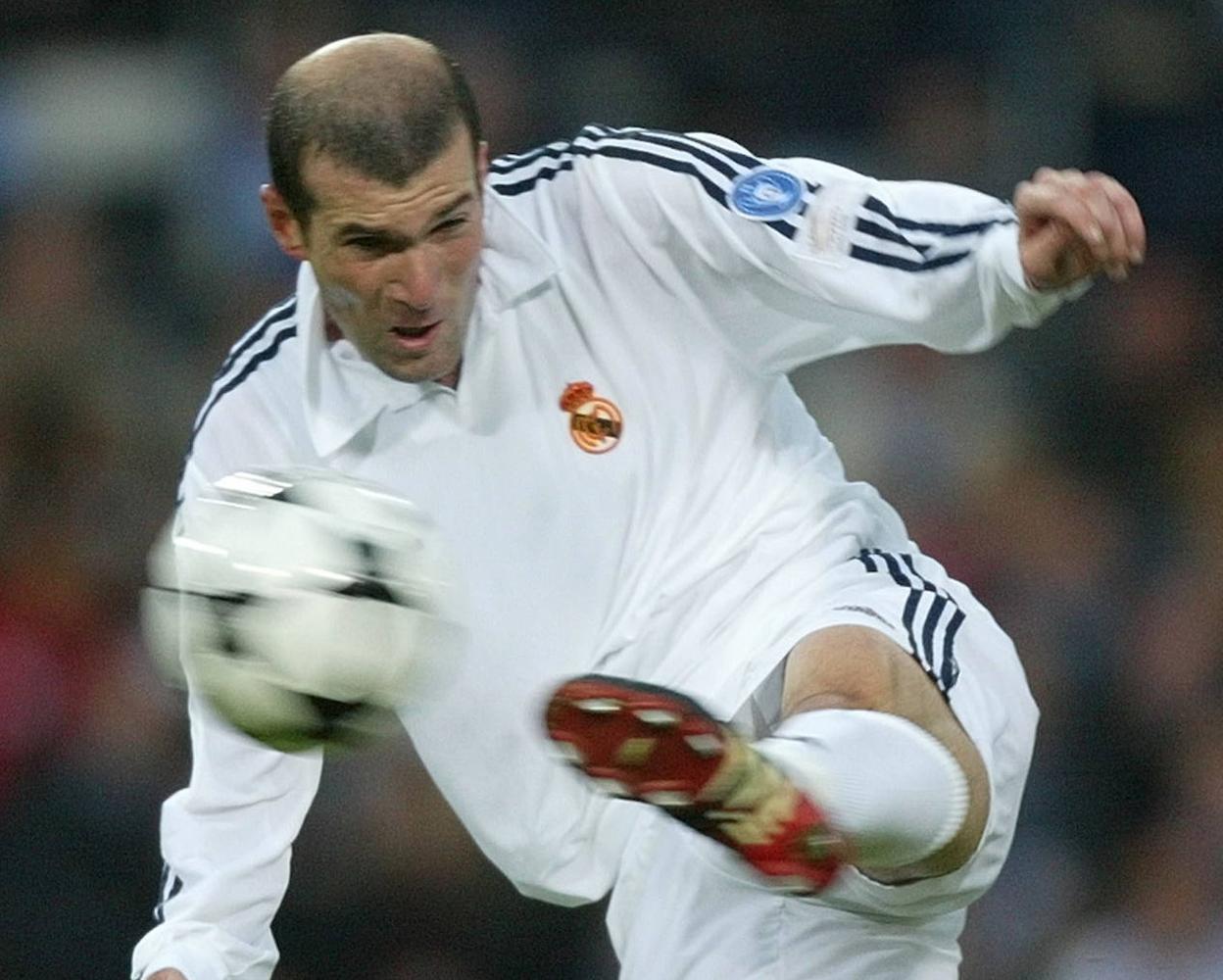 Zidane, en el momento de conectar la volea. 