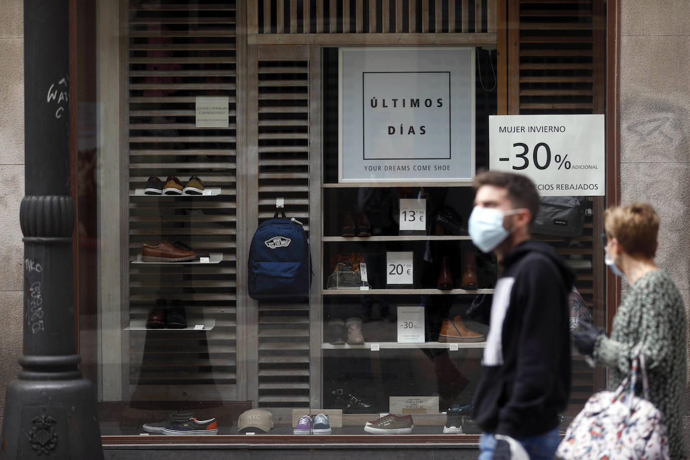 El Ministerio de Sanidad ha decidido que toda la Comunitat Valenciana pase a la fase 1 a partir del lunes 18 y algunos comercios de la ciudad de Valencia ya están preparando sus locales para la reapetura. Desinfección, limpieza y puesta a punto para avanzar hacia la «nueva normalidad».