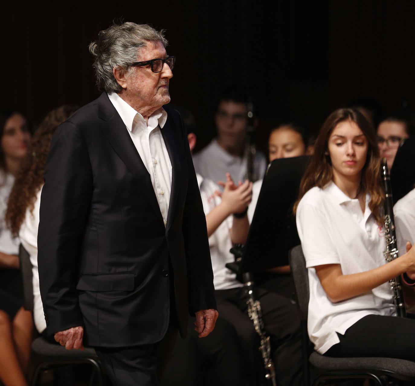 El artista valenciano Juan Genovés ha fallecido la madrugada de este viernes, cuando le quedaba muy poquito para cumplir los noventa años. El gran creador nació en Valencia en 1930 y se formó en la Escuela de Bellas Artes de la ciudad. Inquieto, renovador y transformador, comprometido con el mundo que le tocó vivir, formó parte de colectivos muy significativos en el panorama español de posguerra. La soledad y la multitud fueron una constante en una obra pictórica y gráfica con fuerte compromiso, que fue reconocida por LAS PROVINCIAS en 2016, cuando recibió el premio Valencianos para el Siglo XXI (en imagen).