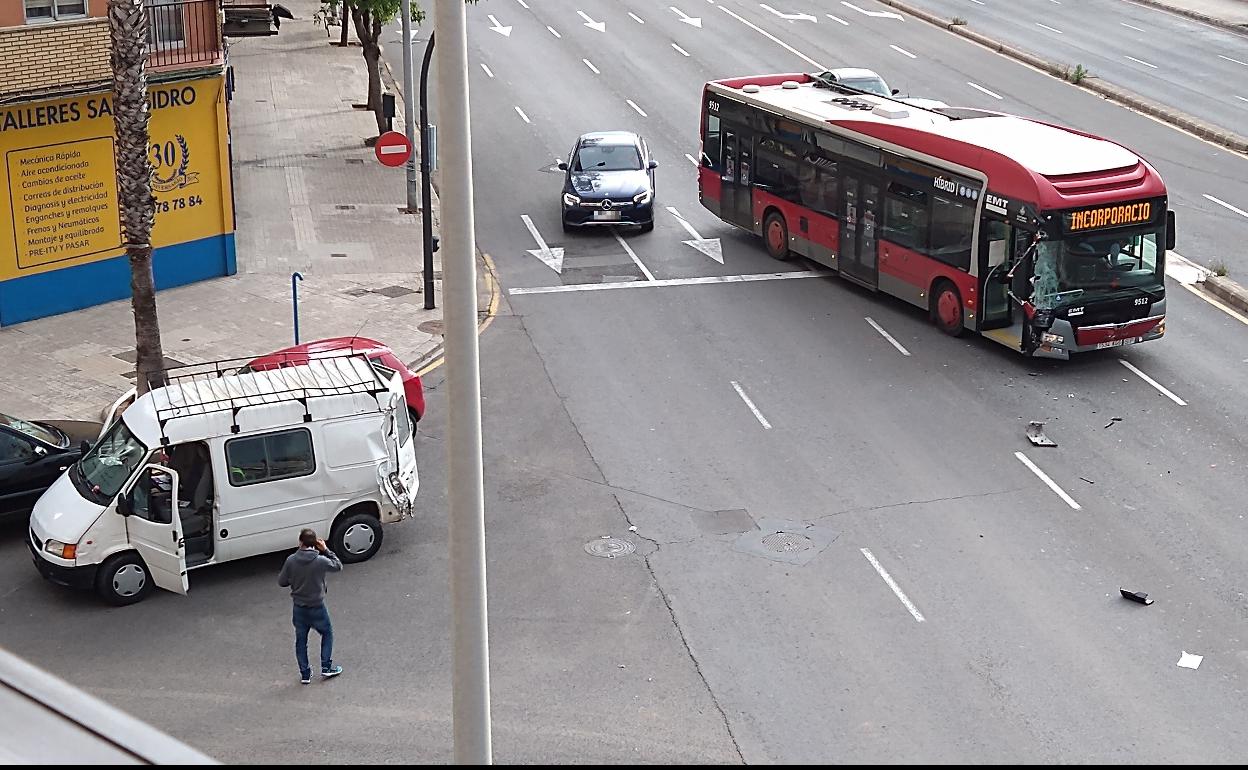 Un autobús colisiona con una furgoneta junto a la estación de San Isidro.