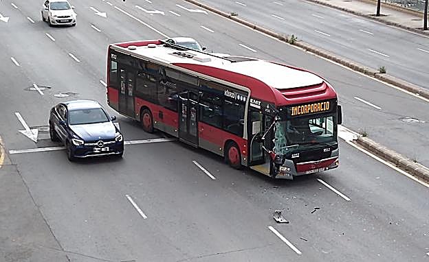 Los desperfectos en el autobús de la EMT tras el accidente.