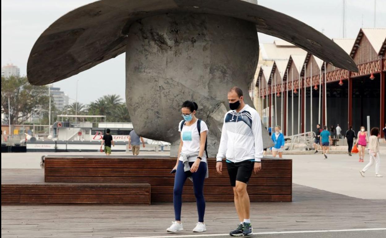 Dos personas pasean por la Marina de Valencia.