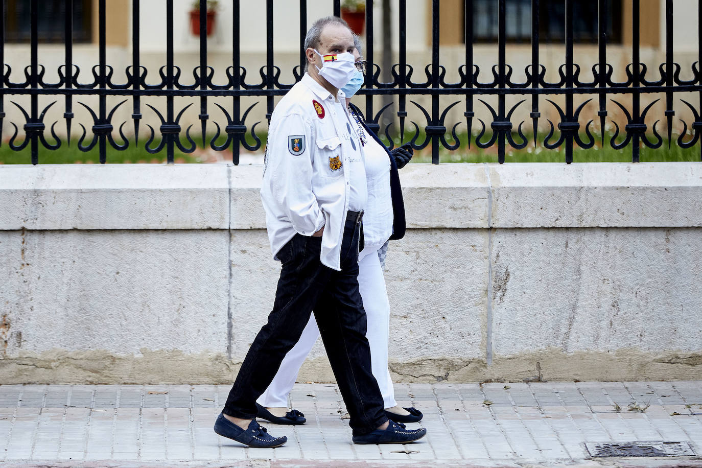 Más de 2.000 personas han vuelto a concentrarse este domingo frente al cuartel de San Juan de Ribera en Valencia en protesta contra el Gobierno por su gestión de la crisis pandémica y para homenajear también al Ejército. La concentración comenzó sobre las 20.30 horas y coincidió con el arriado de la bandera de España, un acto que realizan todos los días a las 21 horas en el acuartelamiento situado en el paseo de la Alameda. La asistencia ha aumentado este domingo respecto a las concentraciones del pasado viernes y sábado, cuando se congregaron entre unas 800 y 1.000 personas. 