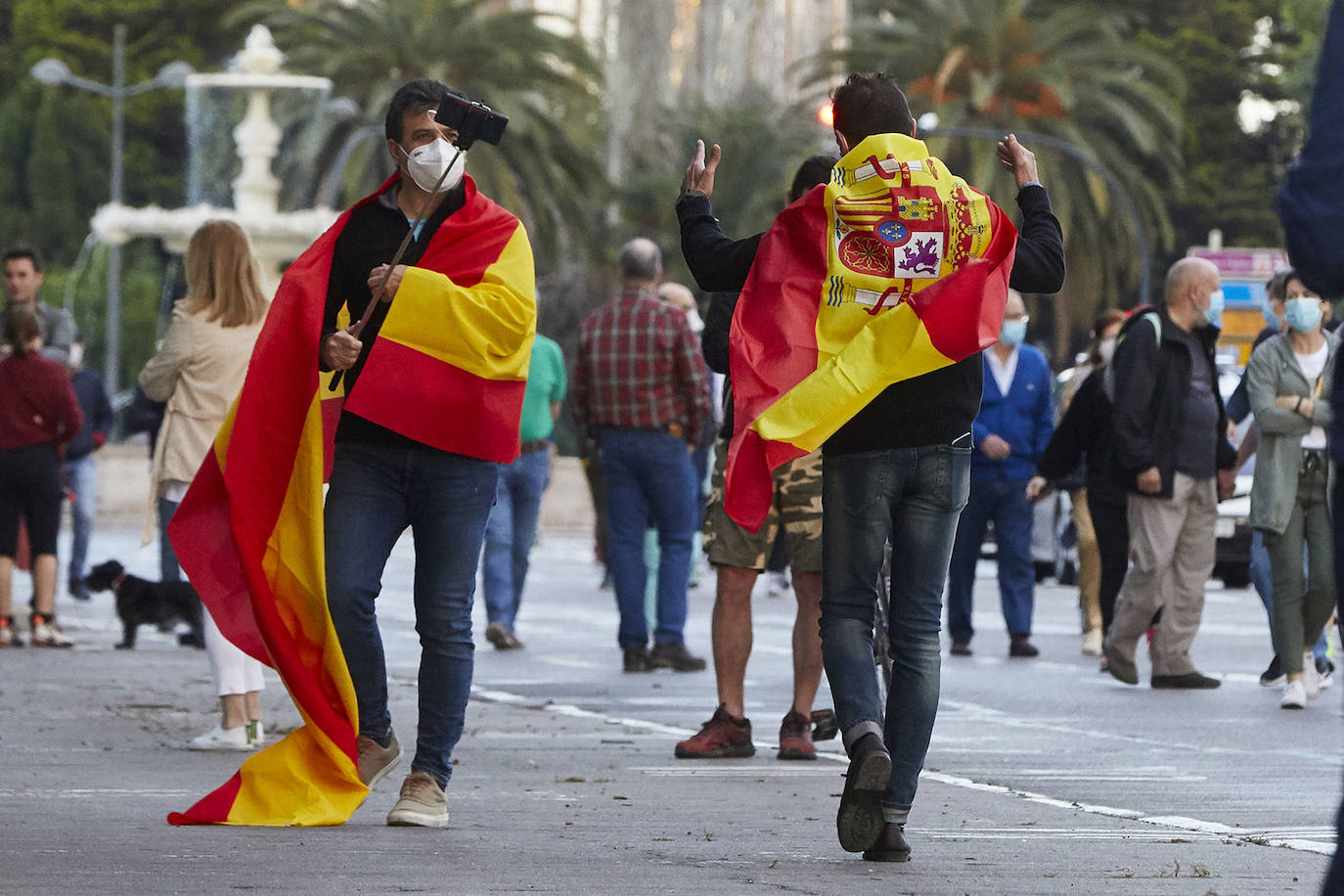 Más de 2.000 personas han vuelto a concentrarse este domingo frente al cuartel de San Juan de Ribera en Valencia en protesta contra el Gobierno por su gestión de la crisis pandémica y para homenajear también al Ejército. La concentración comenzó sobre las 20.30 horas y coincidió con el arriado de la bandera de España, un acto que realizan todos los días a las 21 horas en el acuartelamiento situado en el paseo de la Alameda. La asistencia ha aumentado este domingo respecto a las concentraciones del pasado viernes y sábado, cuando se congregaron entre unas 800 y 1.000 personas. 