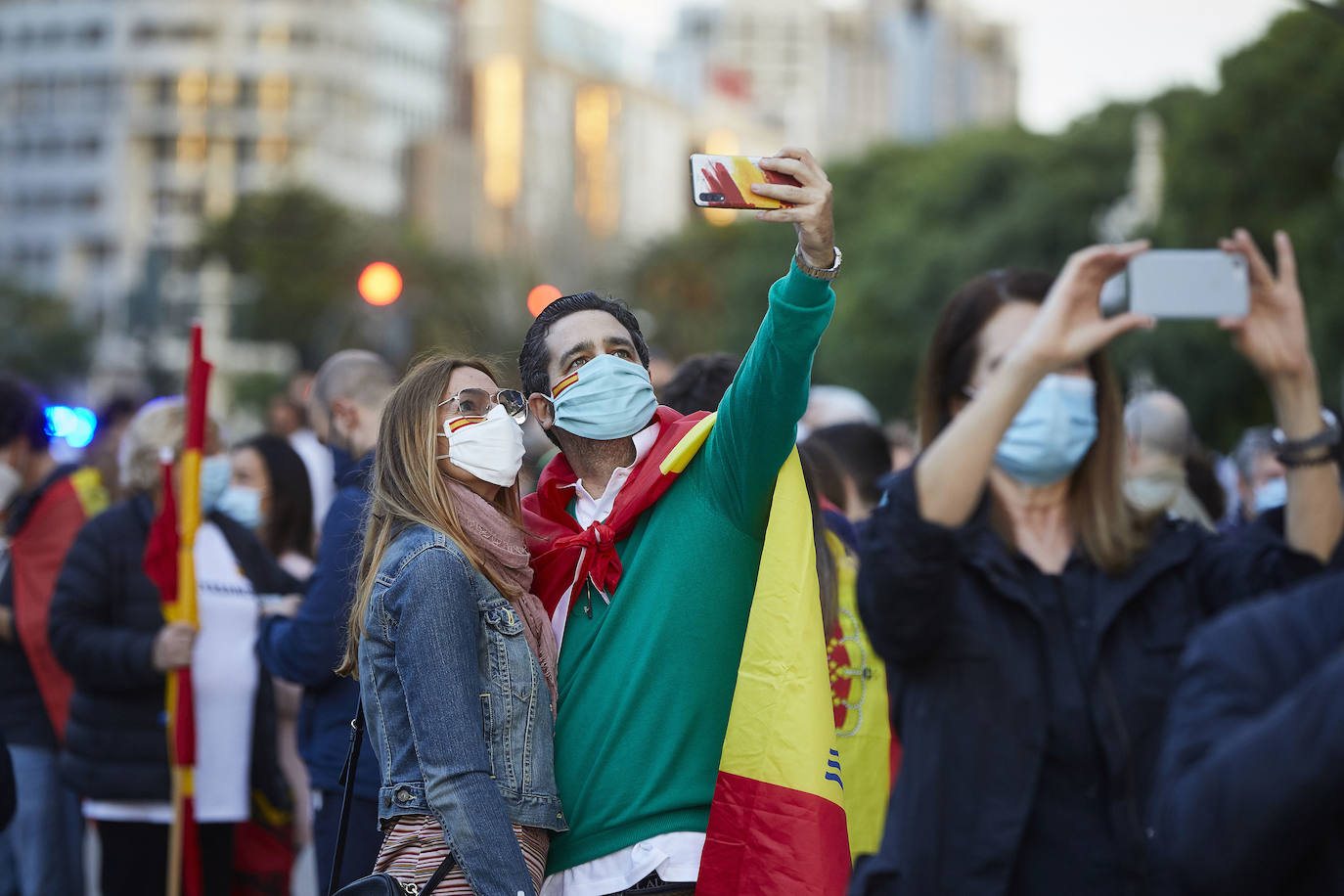 Más de 2.000 personas han vuelto a concentrarse este domingo frente al cuartel de San Juan de Ribera en Valencia en protesta contra el Gobierno por su gestión de la crisis pandémica y para homenajear también al Ejército. La concentración comenzó sobre las 20.30 horas y coincidió con el arriado de la bandera de España, un acto que realizan todos los días a las 21 horas en el acuartelamiento situado en el paseo de la Alameda. La asistencia ha aumentado este domingo respecto a las concentraciones del pasado viernes y sábado, cuando se congregaron entre unas 800 y 1.000 personas. 