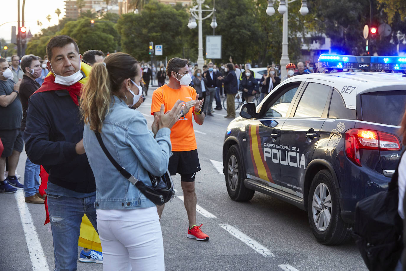 Más de 2.000 personas han vuelto a concentrarse este domingo frente al cuartel de San Juan de Ribera en Valencia en protesta contra el Gobierno por su gestión de la crisis pandémica y para homenajear también al Ejército. La concentración comenzó sobre las 20.30 horas y coincidió con el arriado de la bandera de España, un acto que realizan todos los días a las 21 horas en el acuartelamiento situado en el paseo de la Alameda. La asistencia ha aumentado este domingo respecto a las concentraciones del pasado viernes y sábado, cuando se congregaron entre unas 800 y 1.000 personas. 