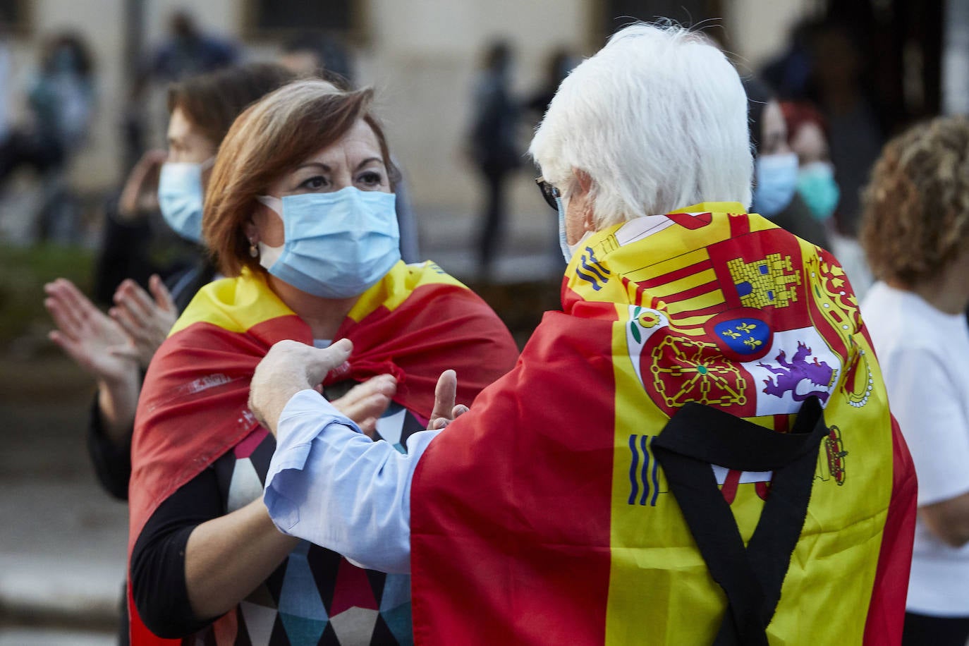 Más de 2.000 personas han vuelto a concentrarse este domingo frente al cuartel de San Juan de Ribera en Valencia en protesta contra el Gobierno por su gestión de la crisis pandémica y para homenajear también al Ejército. La concentración comenzó sobre las 20.30 horas y coincidió con el arriado de la bandera de España, un acto que realizan todos los días a las 21 horas en el acuartelamiento situado en el paseo de la Alameda. La asistencia ha aumentado este domingo respecto a las concentraciones del pasado viernes y sábado, cuando se congregaron entre unas 800 y 1.000 personas. 