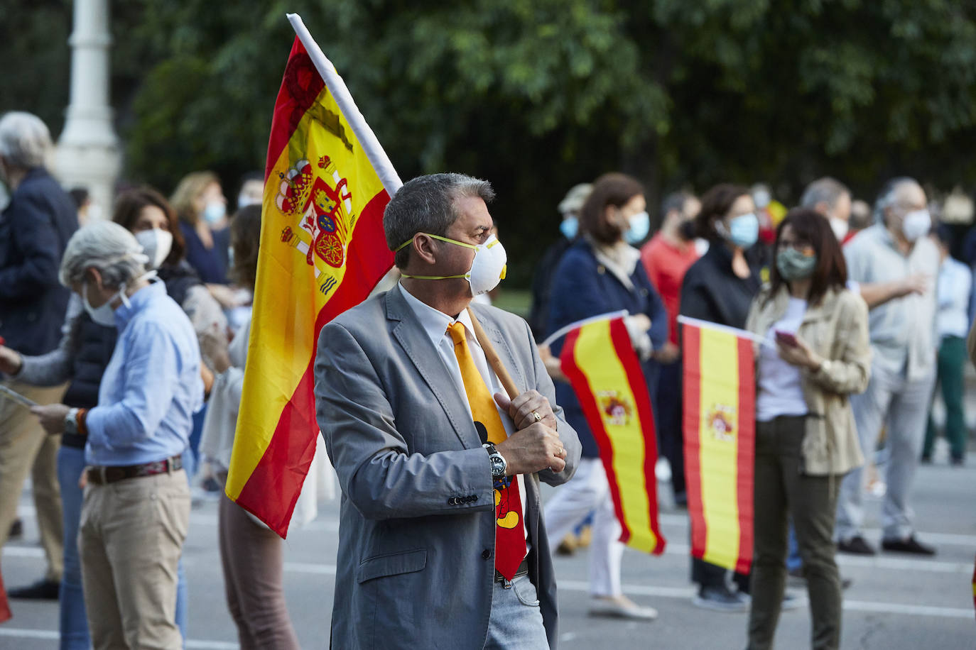 Más de 2.000 personas han vuelto a concentrarse este domingo frente al cuartel de San Juan de Ribera en Valencia en protesta contra el Gobierno por su gestión de la crisis pandémica y para homenajear también al Ejército. La concentración comenzó sobre las 20.30 horas y coincidió con el arriado de la bandera de España, un acto que realizan todos los días a las 21 horas en el acuartelamiento situado en el paseo de la Alameda. La asistencia ha aumentado este domingo respecto a las concentraciones del pasado viernes y sábado, cuando se congregaron entre unas 800 y 1.000 personas. 