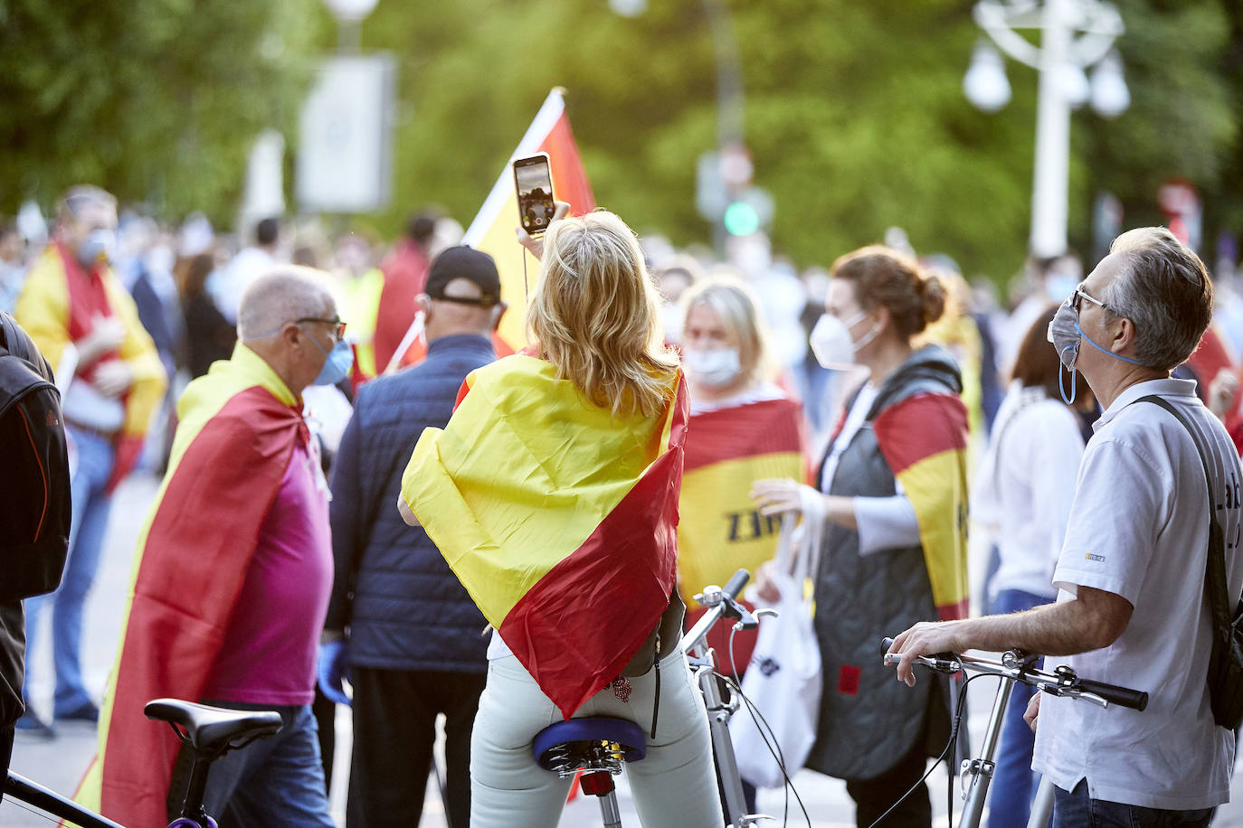 Más de 2.000 personas han vuelto a concentrarse este domingo frente al cuartel de San Juan de Ribera en Valencia en protesta contra el Gobierno por su gestión de la crisis pandémica y para homenajear también al Ejército. La concentración comenzó sobre las 20.30 horas y coincidió con el arriado de la bandera de España, un acto que realizan todos los días a las 21 horas en el acuartelamiento situado en el paseo de la Alameda. La asistencia ha aumentado este domingo respecto a las concentraciones del pasado viernes y sábado, cuando se congregaron entre unas 800 y 1.000 personas. 
