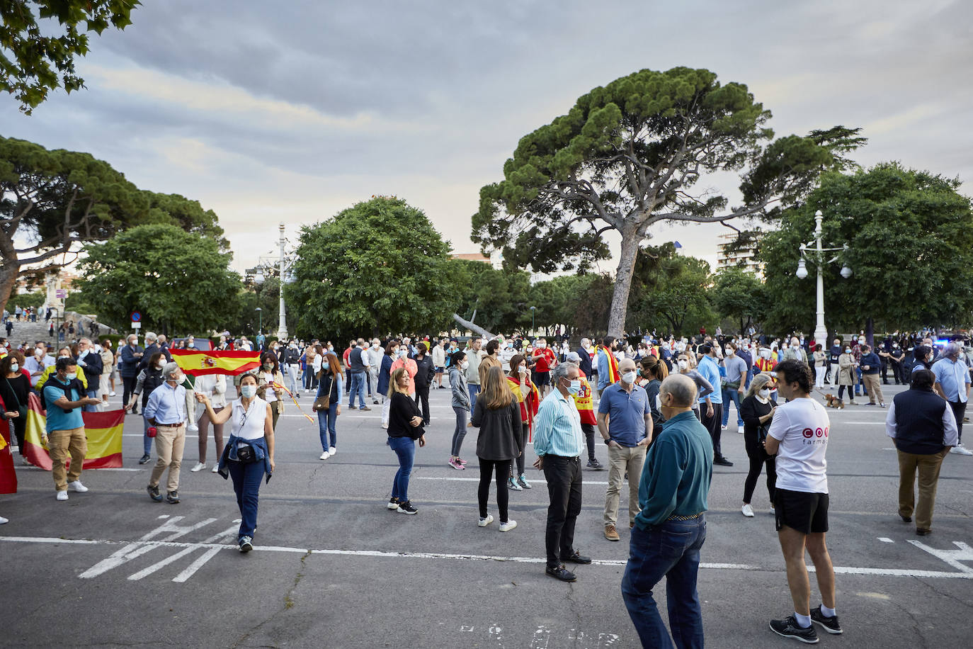 Más de 2.000 personas han vuelto a concentrarse este domingo frente al cuartel de San Juan de Ribera en Valencia en protesta contra el Gobierno por su gestión de la crisis pandémica y para homenajear también al Ejército. La concentración comenzó sobre las 20.30 horas y coincidió con el arriado de la bandera de España, un acto que realizan todos los días a las 21 horas en el acuartelamiento situado en el paseo de la Alameda. La asistencia ha aumentado este domingo respecto a las concentraciones del pasado viernes y sábado, cuando se congregaron entre unas 800 y 1.000 personas. 