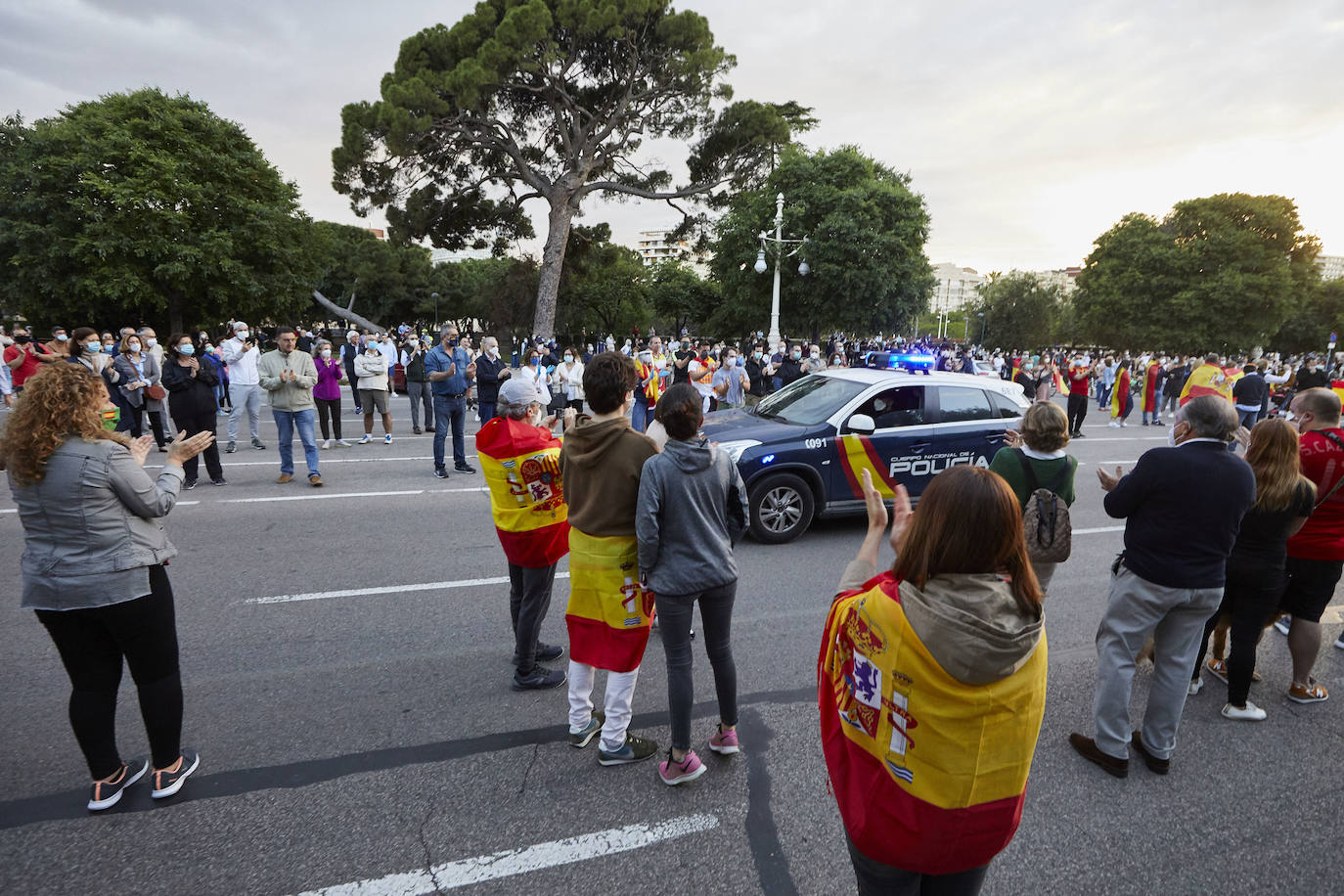 Más de 2.000 personas han vuelto a concentrarse este domingo frente al cuartel de San Juan de Ribera en Valencia en protesta contra el Gobierno por su gestión de la crisis pandémica y para homenajear también al Ejército. La concentración comenzó sobre las 20.30 horas y coincidió con el arriado de la bandera de España, un acto que realizan todos los días a las 21 horas en el acuartelamiento situado en el paseo de la Alameda. La asistencia ha aumentado este domingo respecto a las concentraciones del pasado viernes y sábado, cuando se congregaron entre unas 800 y 1.000 personas. 