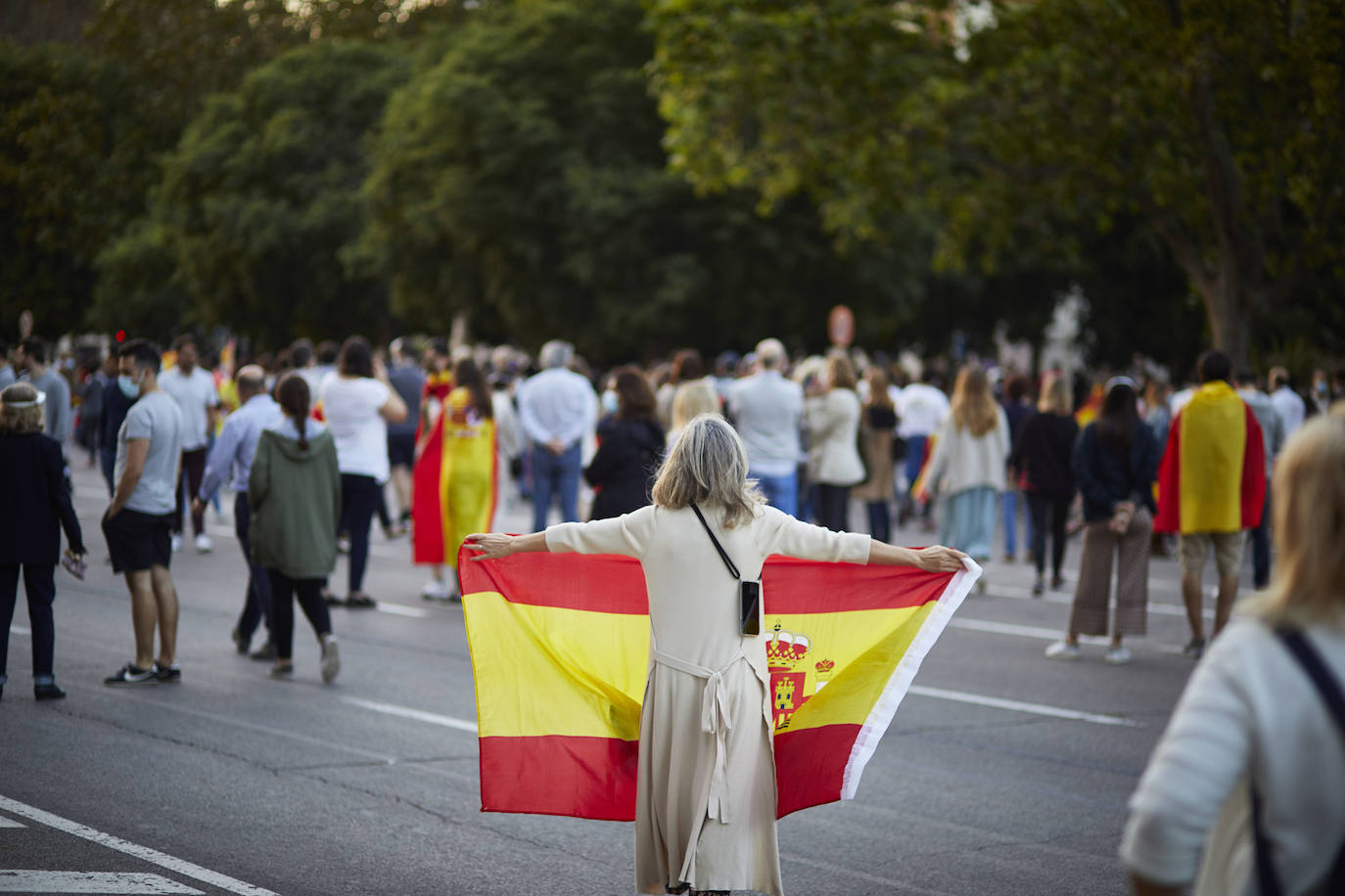 Más de 2.000 personas han vuelto a concentrarse este domingo frente al cuartel de San Juan de Ribera en Valencia en protesta contra el Gobierno por su gestión de la crisis pandémica y para homenajear también al Ejército. La concentración comenzó sobre las 20.30 horas y coincidió con el arriado de la bandera de España, un acto que realizan todos los días a las 21 horas en el acuartelamiento situado en el paseo de la Alameda. La asistencia ha aumentado este domingo respecto a las concentraciones del pasado viernes y sábado, cuando se congregaron entre unas 800 y 1.000 personas. 
