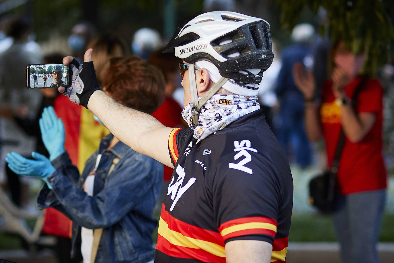 Más de 2.000 personas han vuelto a concentrarse este domingo frente al cuartel de San Juan de Ribera en Valencia en protesta contra el Gobierno por su gestión de la crisis pandémica y para homenajear también al Ejército. La concentración comenzó sobre las 20.30 horas y coincidió con el arriado de la bandera de España, un acto que realizan todos los días a las 21 horas en el acuartelamiento situado en el paseo de la Alameda. La asistencia ha aumentado este domingo respecto a las concentraciones del pasado viernes y sábado, cuando se congregaron entre unas 800 y 1.000 personas. 