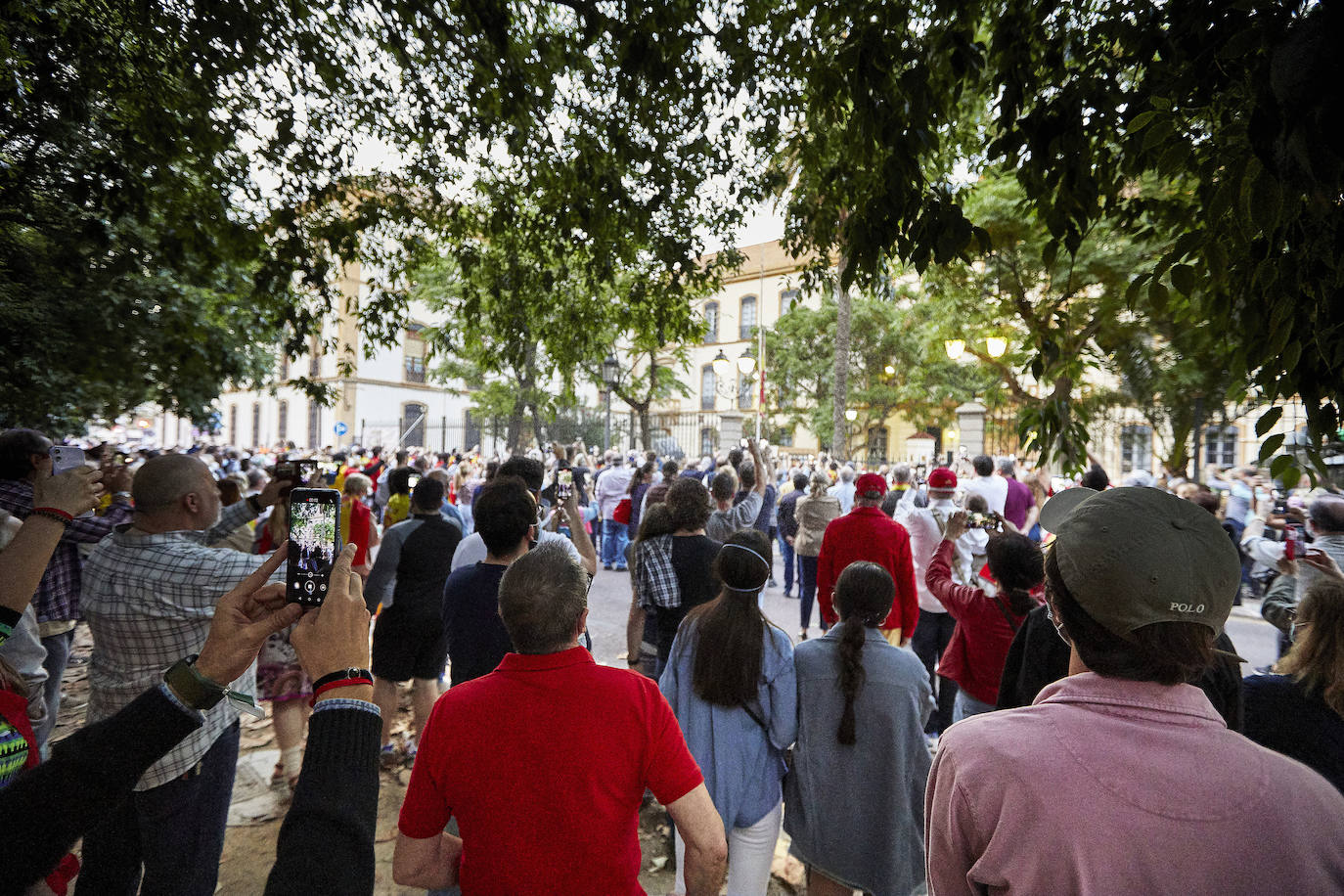 Más de 2.000 personas han vuelto a concentrarse este domingo frente al cuartel de San Juan de Ribera en Valencia en protesta contra el Gobierno por su gestión de la crisis pandémica y para homenajear también al Ejército. La concentración comenzó sobre las 20.30 horas y coincidió con el arriado de la bandera de España, un acto que realizan todos los días a las 21 horas en el acuartelamiento situado en el paseo de la Alameda. La asistencia ha aumentado este domingo respecto a las concentraciones del pasado viernes y sábado, cuando se congregaron entre unas 800 y 1.000 personas. 