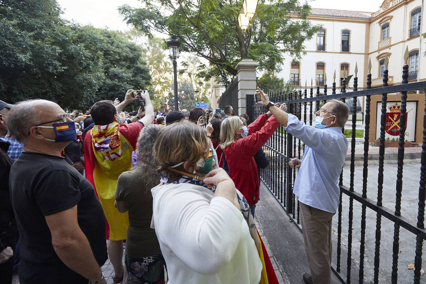 Más de 2.000 personas han vuelto a concentrarse este domingo frente al cuartel de San Juan de Ribera en Valencia en protesta contra el Gobierno por su gestión de la crisis pandémica y para homenajear también al Ejército. La concentración comenzó sobre las 20.30 horas y coincidió con el arriado de la bandera de España, un acto que realizan todos los días a las 21 horas en el acuartelamiento situado en el paseo de la Alameda. La asistencia ha aumentado este domingo respecto a las concentraciones del pasado viernes y sábado, cuando se congregaron entre unas 800 y 1.000 personas. 