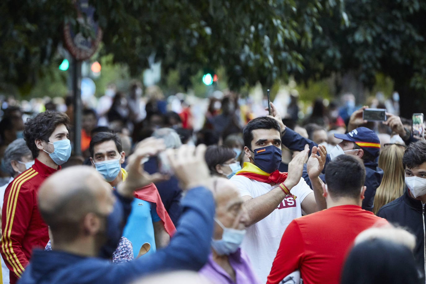 Más de 2.000 personas han vuelto a concentrarse este domingo frente al cuartel de San Juan de Ribera en Valencia en protesta contra el Gobierno por su gestión de la crisis pandémica y para homenajear también al Ejército. La concentración comenzó sobre las 20.30 horas y coincidió con el arriado de la bandera de España, un acto que realizan todos los días a las 21 horas en el acuartelamiento situado en el paseo de la Alameda. La asistencia ha aumentado este domingo respecto a las concentraciones del pasado viernes y sábado, cuando se congregaron entre unas 800 y 1.000 personas. 