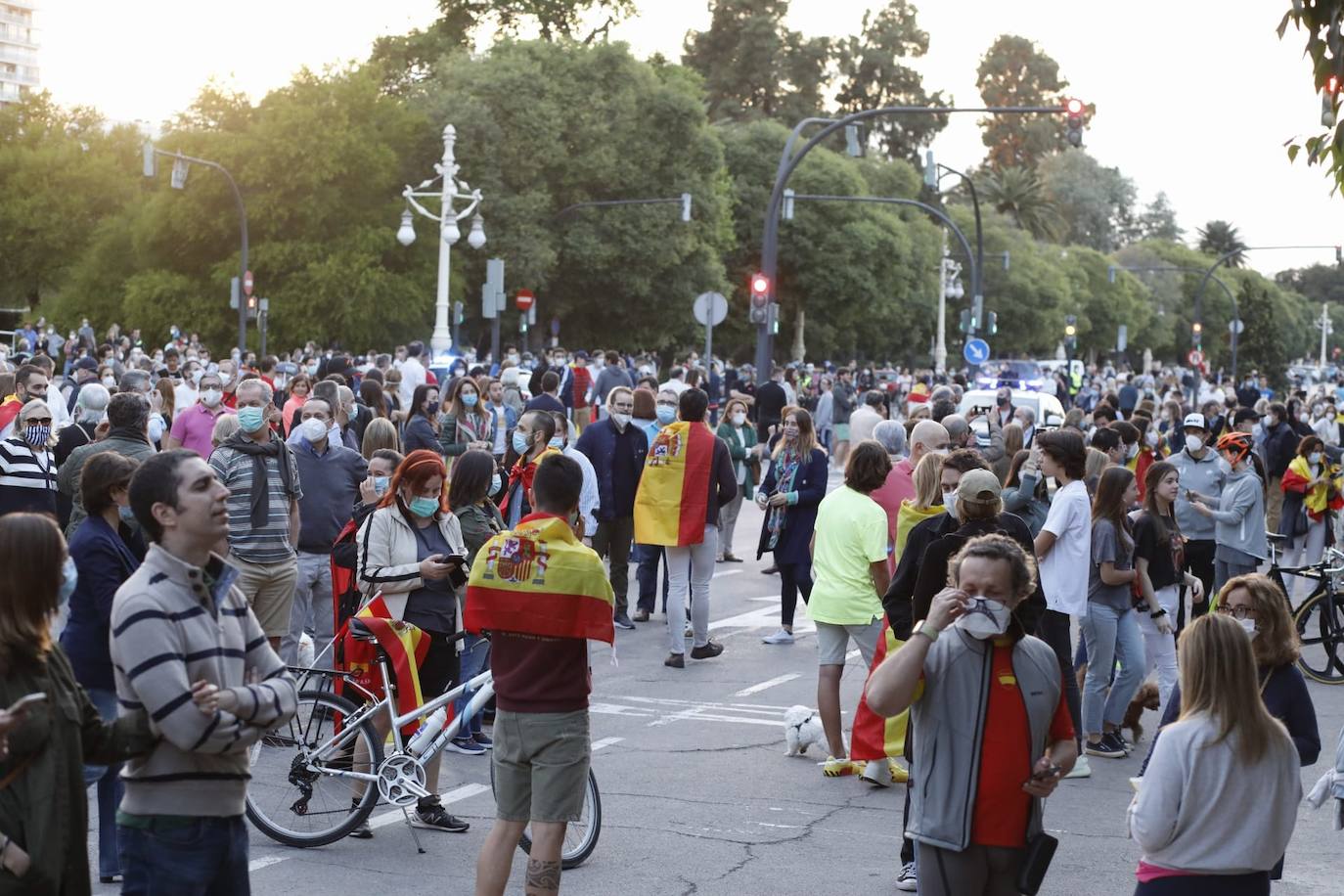 Más de 2.000 personas han vuelto a concentrarse este domingo frente al cuartel de San Juan de Ribera en Valencia en protesta contra el Gobierno por su gestión de la crisis pandémica y para homenajear también al Ejército. La concentración comenzó sobre las 20.30 horas y coincidió con el arriado de la bandera de España, un acto que realizan todos los días a las 21 horas en el acuartelamiento situado en el paseo de la Alameda. La asistencia ha aumentado este domingo respecto a las concentraciones del pasado viernes y sábado, cuando se congregaron entre unas 800 y 1.000 personas. 