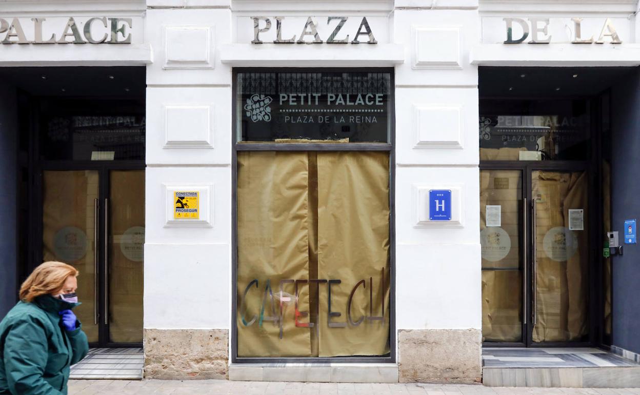 Uno de los hoteles que permanece cerrado en al ciudad de Valencia. 