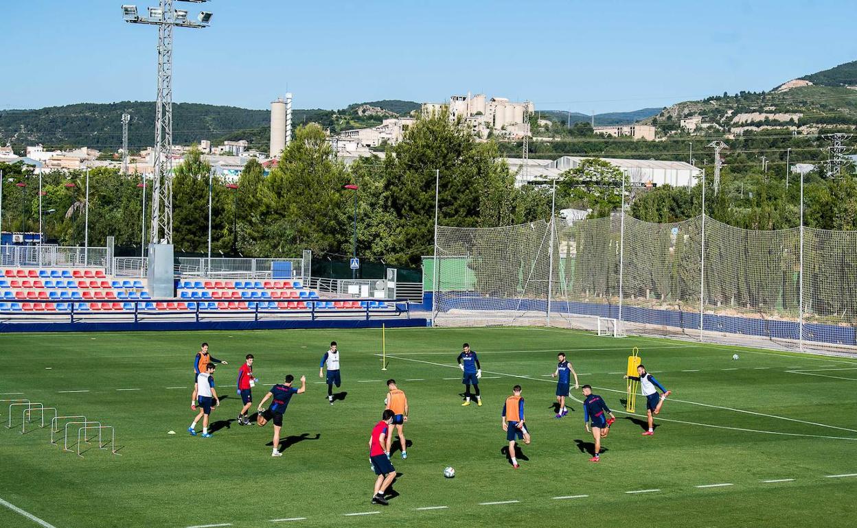 Los jugadores del Levante realizan un rondo.