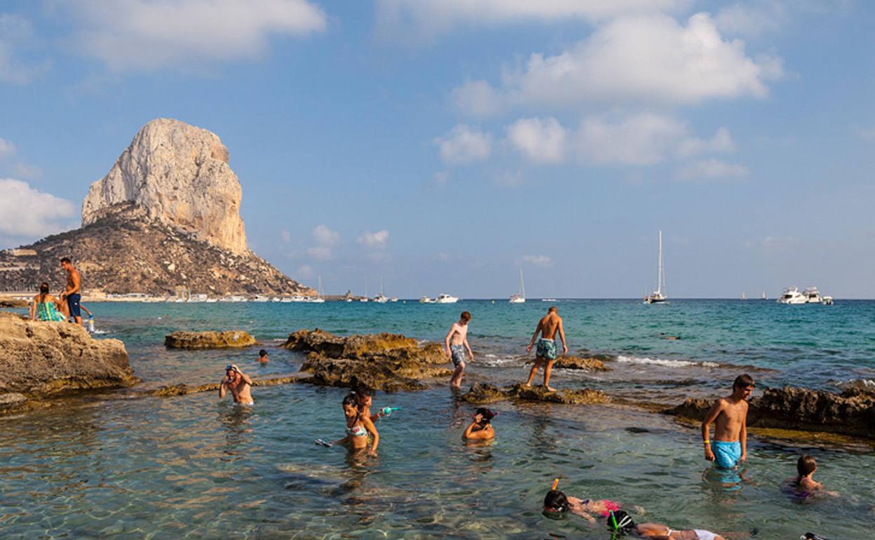 Imagen de bañistas en la playa de Calp.