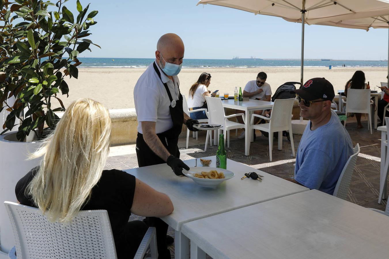 Sol, playa, cervezas en las terrazas, visitas a los templos y largos paseos a lo largo de una jornada en la que se evidencia que la Comunitat va recuperando el pulso. 