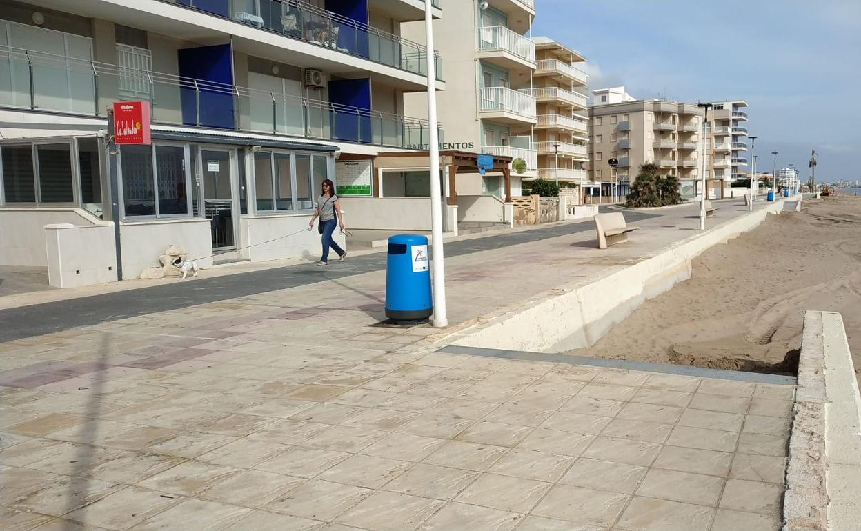 Un tramo del paseo de Bellreguard, afectado por la dana de enero, donde se colocará una valla. 