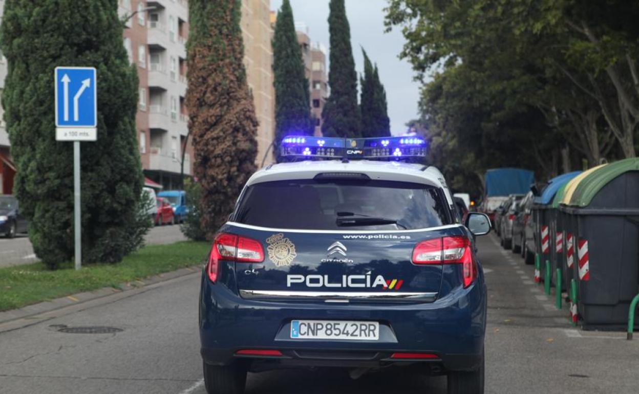 Amenaza con una arma simulada a un grupo de jóvenes por hacer ruido en Alicante