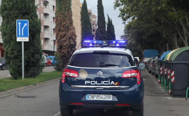 Amenaza con una arma simulada a un grupo de jóvenes por hacer ruido en Alicante