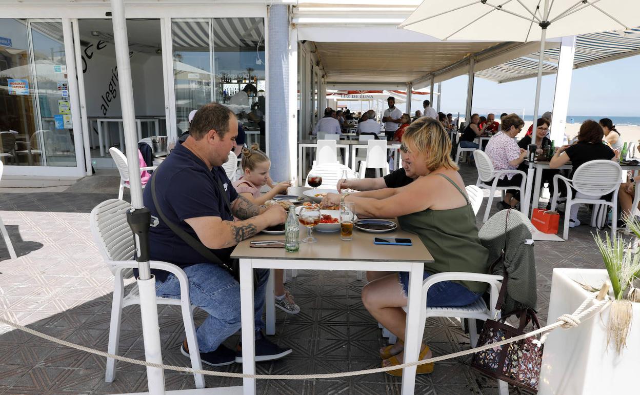 Restaurante del paseo marítimo de la Malvarrosa, ayer. 