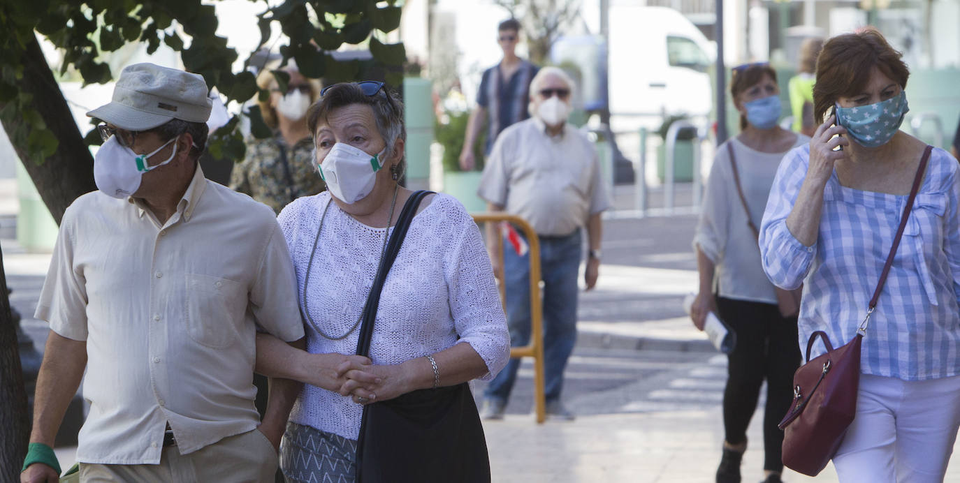 Sol, playa, cervezas en las terrazas, visitas a los templos y largos paseos a lo largo de una jornada en la que se evidencia que la Comunitat va recuperando el pulso. 