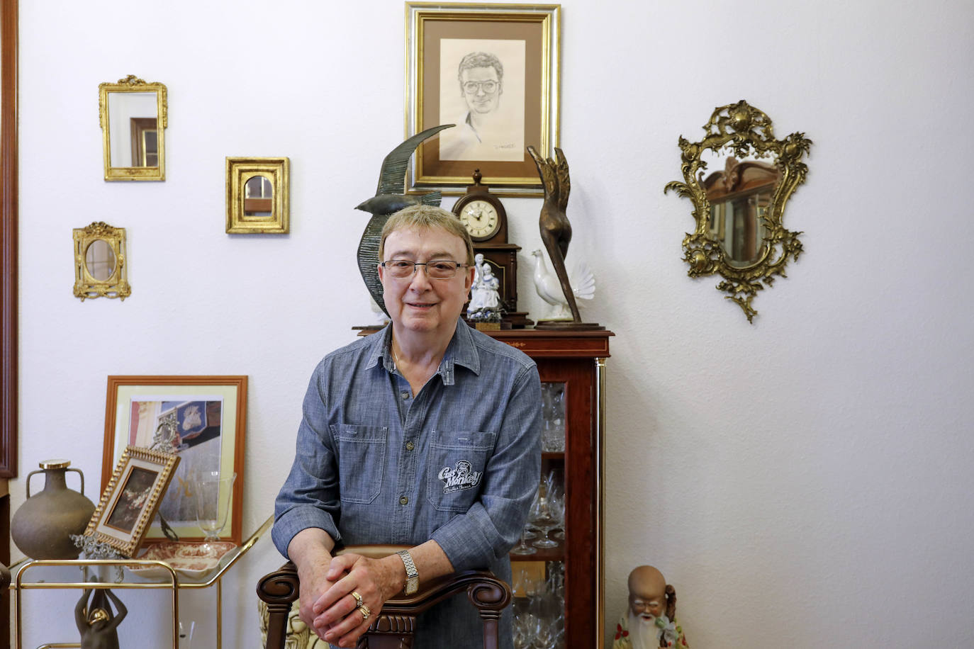 Desde que abrió su tienda hace cincuenta años, Enrique Marzal ha vestido a artistas como Lola Flores o Juanita Reina y «en la Casa Real me llaman de don».