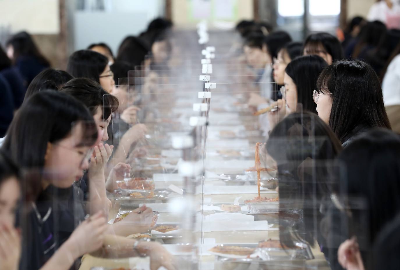 Corea del Sur, uno de los primeros países infectados por el coronavirus que surgió en la ciudad china de Wuhan, está recuperando poco a poco la normalidad. Muestra de ello ha sido el regreso a las clases de sus estudiantes. Los primeros en volver a los pupitres han sido los alumnos de bachillerato; el resto se irá incorporando poco a poco. No obstante, el inicio del curso escolar se ha hecho con una serie de medidas para evitar los contagios entre los estudiantes: el uso de mascarillas en todo momento, limpieza de los pupitres, ventilación continua de los cuartos, mámparas en el comedor y en las mesas y tomas de temperatura al entrar al colegio, todo ello, manteniendo las distancias de seguridad. 