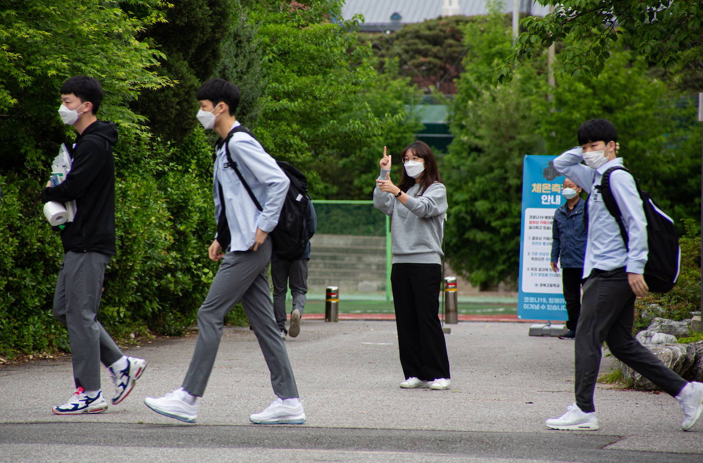 Corea del Sur, uno de los primeros países infectados por el coronavirus que surgió en la ciudad china de Wuhan, está recuperando poco a poco la normalidad. Muestra de ello ha sido el regreso a las clases de sus estudiantes. Los primeros en volver a los pupitres han sido los alumnos de bachillerato; el resto se irá incorporando poco a poco. No obstante, el inicio del curso escolar se ha hecho con una serie de medidas para evitar los contagios entre los estudiantes: el uso de mascarillas en todo momento, limpieza de los pupitres, ventilación continua de los cuartos, mámparas en el comedor y en las mesas y tomas de temperatura al entrar al colegio, todo ello, manteniendo las distancias de seguridad. 