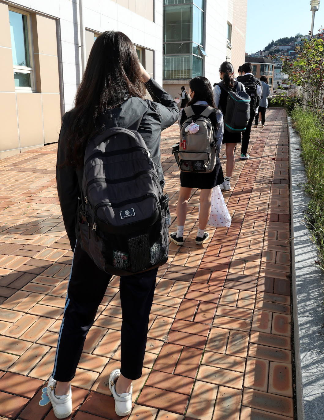 Corea del Sur, uno de los primeros países infectados por el coronavirus que surgió en la ciudad china de Wuhan, está recuperando poco a poco la normalidad. Muestra de ello ha sido el regreso a las clases de sus estudiantes. Los primeros en volver a los pupitres han sido los alumnos de bachillerato; el resto se irá incorporando poco a poco. No obstante, el inicio del curso escolar se ha hecho con una serie de medidas para evitar los contagios entre los estudiantes: el uso de mascarillas en todo momento, limpieza de los pupitres, ventilación continua de los cuartos, mámparas en el comedor y en las mesas y tomas de temperatura al entrar al colegio, todo ello, manteniendo las distancias de seguridad. 