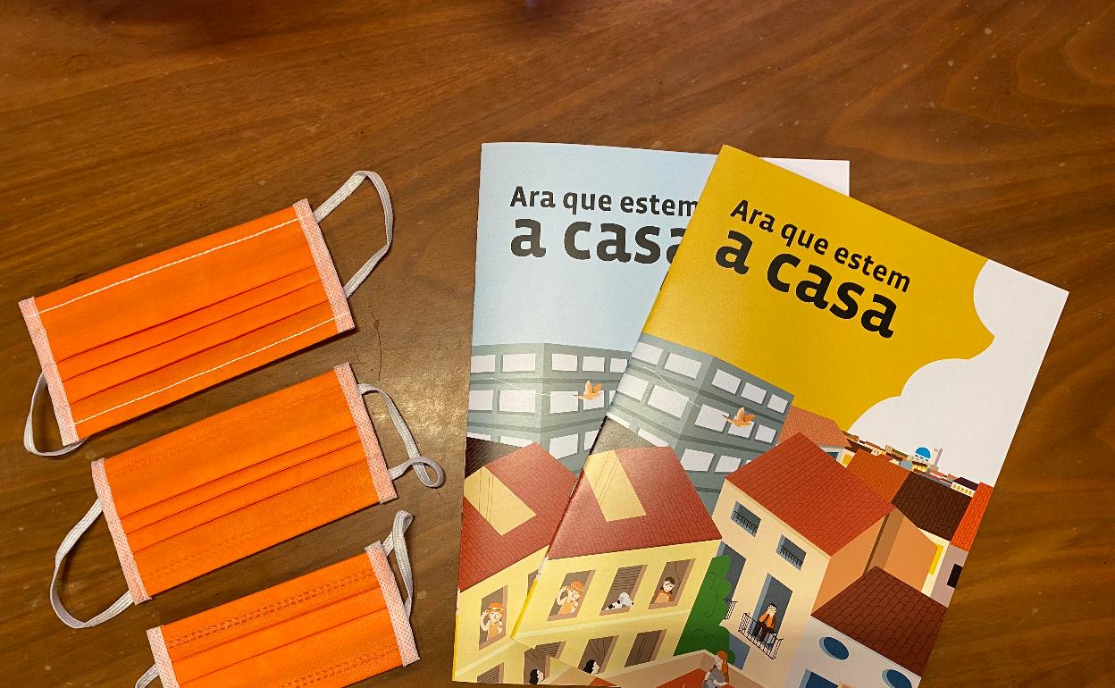 Mascarillas y cuadernos que entregará a los escolares el Ayuntamiento de Carcaixent. 