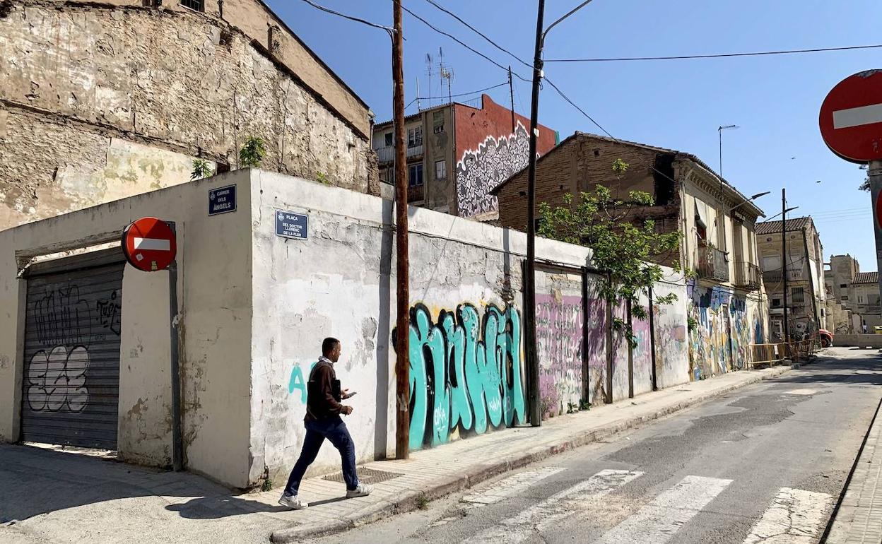 Un joven, en la zona del Cabanyal