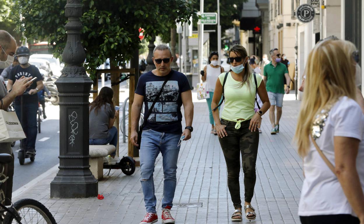 Peatones en una calle de Valencia. 