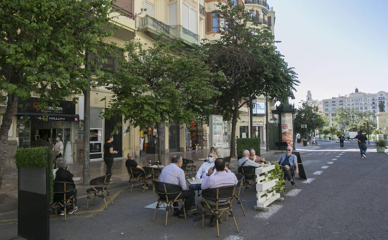 Terraza de un bar en la plaza del Ayuntamiento, ya en su nuevo emplazamiento. 