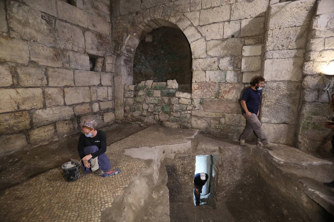 La estructura, escarpada en la dura piedra que compone la base geológica de la Ciudad Santa, es un elemento particular que los arqueólogos hallaron hace solo seis semanas, mientras proseguían con las excavaciones entre los recovecos inferiores de esta zona repleta de ruinas arqueológicas y marcada por una rica historia milenaria. 