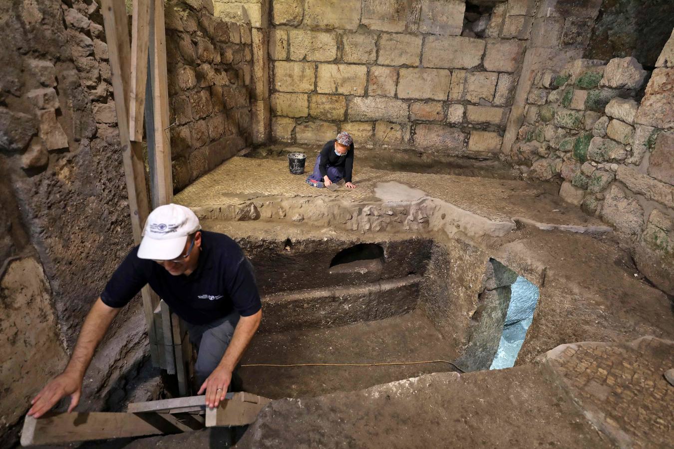 Las excavaciones actuales están ubicadas debajo de la entrada a los túneles del Muro de las Lamentaciones, en lo que hoy es el territorio ocupado de Jerusalén Este, y según Monnickendam-Givon revelan a la antigua "Jerusalén en toda su gloria: sus gentes, religiones y diversidad de grupos que la habitaron, trabajaron, construyeron y glorificaron durante generaciones". 