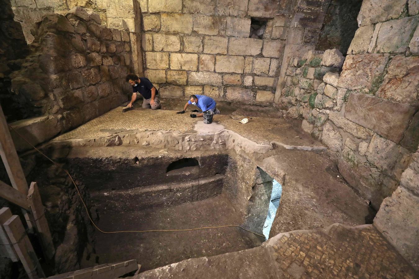 Las excavaciones actuales están ubicadas debajo de la entrada a los túneles del Muro de las Lamentaciones, en lo que hoy es el territorio ocupado de Jerusalén Este, y según Monnickendam-Givon revelan a la antigua "Jerusalén en toda su gloria: sus gentes, religiones y diversidad de grupos que la habitaron, trabajaron, construyeron y glorificaron durante generaciones". 