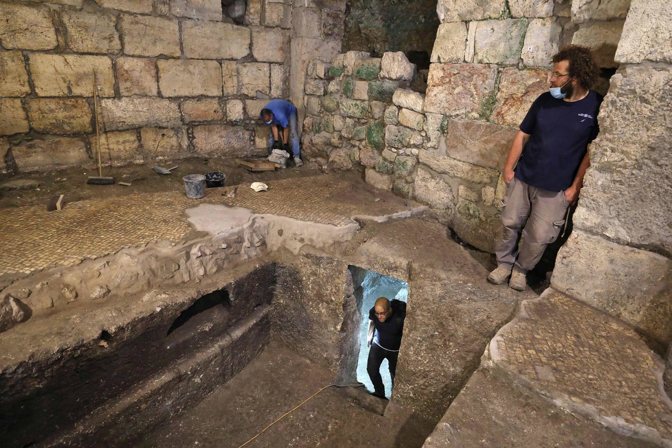 Las excavaciones actuales están ubicadas debajo de la entrada a los túneles del Muro de las Lamentaciones, en lo que hoy es el territorio ocupado de Jerusalén Este, y según Monnickendam-Givon revelan a la antigua "Jerusalén en toda su gloria: sus gentes, religiones y diversidad de grupos que la habitaron, trabajaron, construyeron y glorificaron durante generaciones". 